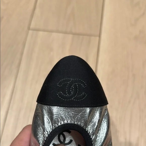 Authentic Rare Chanel Silver and Black Women's Ballet Flats - size 38 - Picture 6 of 11